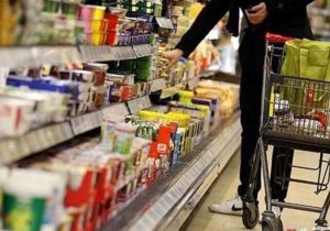 دلار ۲۳ هزار تومان ارزان شد؛ چرا کالاها گران ماندند؟