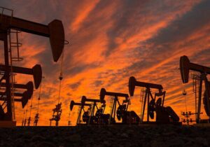 کاهش تولید نفت شرکت‌های بزرگ در سایه افت قیمت